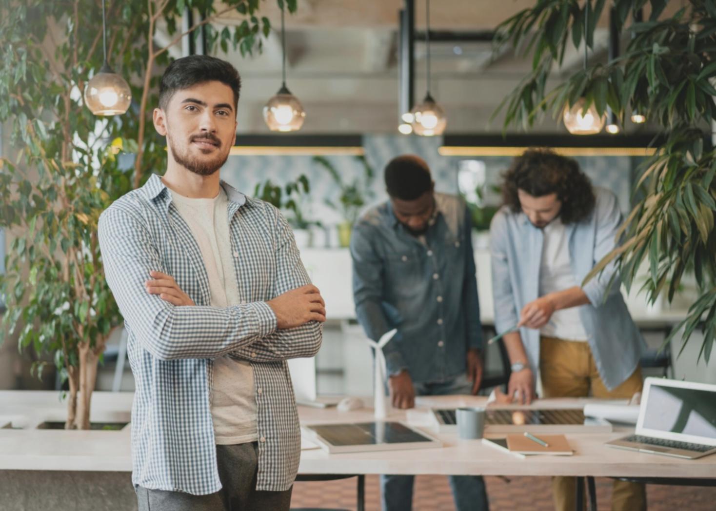 Finanzanalyst arbeitet mit komplexen Marktdaten und statistischen Modellen am Computer