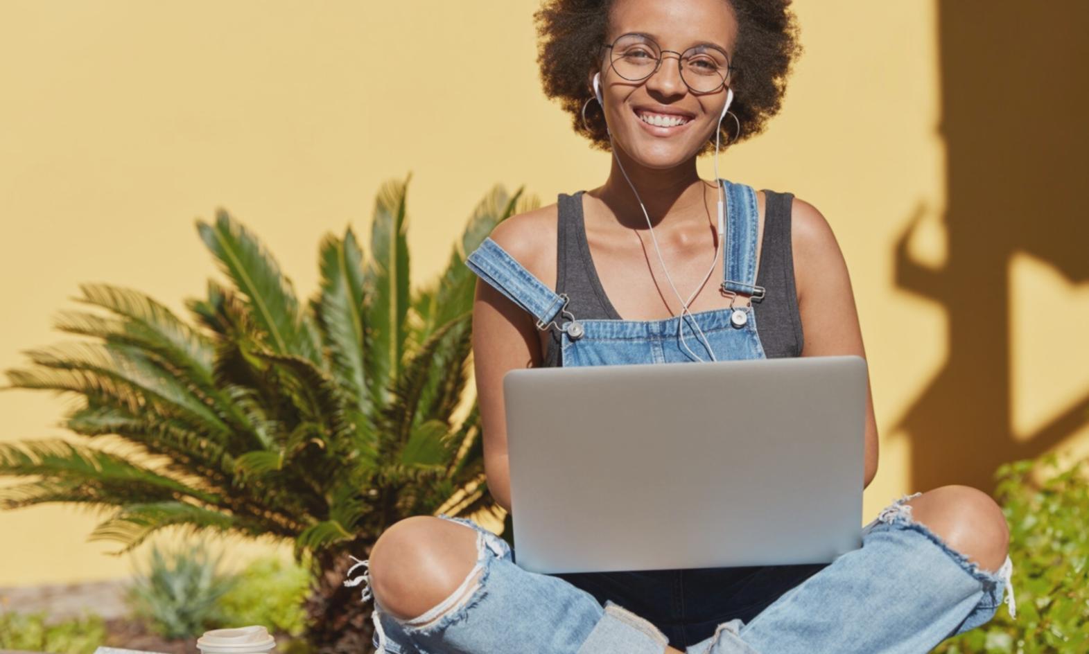 Moderne Datenvisualisierung und Finanzcharts auf mehreren Bildschirmen