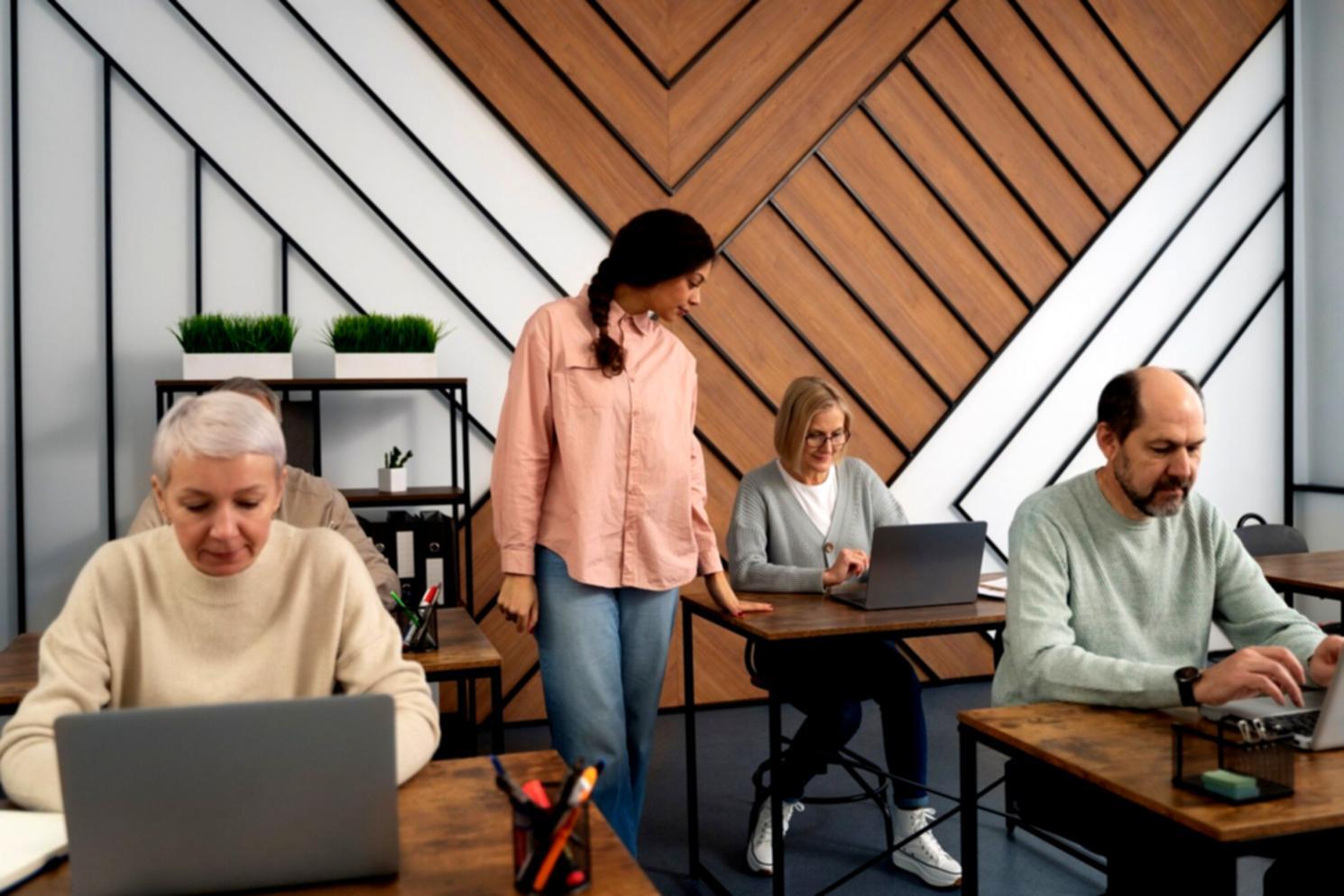 Studierende beim gemeinsamen Lernen von Finanzkonzepten